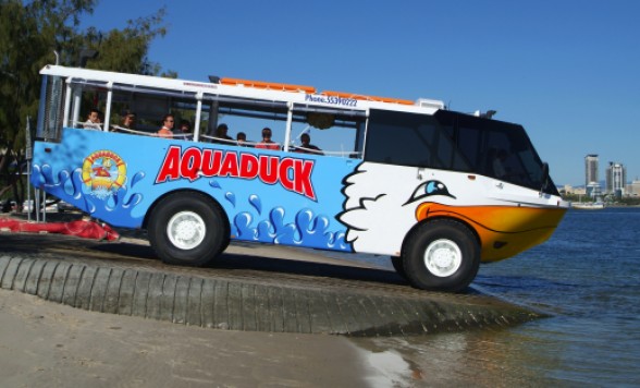 水陸両用車のアクアダックでクルーズと市内観光ツアー